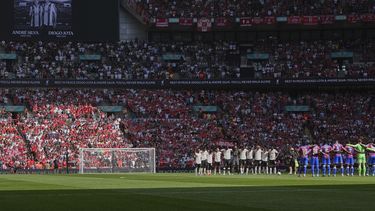 Los jugadores del Liverpool y del Crystal Palace guardan un minuto de silencio en memoria de Diogo Jota y André Silva antes del duelo por el Community Shield en Londres, el domingo 10 de agosto de 2025. (AP Foto/Dave Shopland)