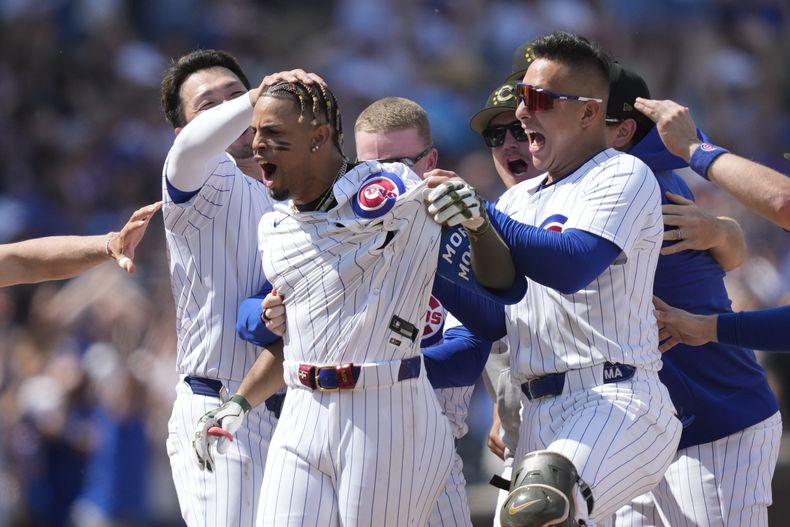 Christopher Morel de los Cachorros de Chicago celebra con sus compañeros su sencillo remolcador para la victoria ante los Piratas de Pittsburgh el sábado 18 de mayo del 2024. (AP Foto/Charles Rex Arbogast)