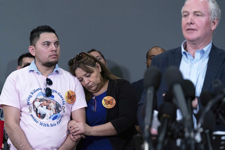 El senador demócrata de Maryland, Chris Van Hollen, acompañado de César Ábrego García, izquierda, y Cecilia García, habla en una conferencia de prensa al llegar a Estados Unidos después de reunirse con Kilmar Ábrego García en El Salvador, en el Aeropuerto Internacional Washington Dulles, en Chantilly, Virginia, el viernes 18 de abril de 2025. (AP Foto/Jose Luis Magana)