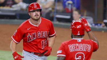 Hunter Renfroe, de los Angelinos de Los Ángeles, festeja con el venezolano Luis Rengifo, tras conectar un jonrón en el duelo ante los Rangers de Texas, el martes 13 de junio de 2023 (AP Foto/Gareth Patterson)