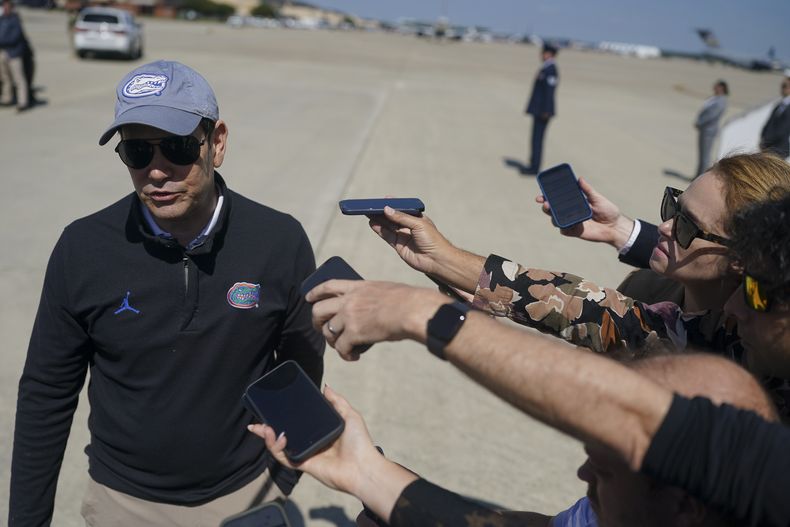 El secretario de Estado de Estados Unidos, Marco Rubio, habla con periodistas antes de despegar hacia Israel desde la base Andrews, Maryland, el sábado 13 de septiembre de 2025. (Nathan Howard/Pool Foto via AP)