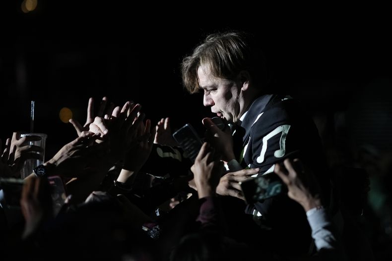 El vocalista Pelle Almqvist de la banda sueca de rock The Hives saluda a fans durante su concierto en el festival Corona Capital de la Ciudad de México el viernes 17 de noviembre de 2023. (Foto AP/Eduardo Verdugo)