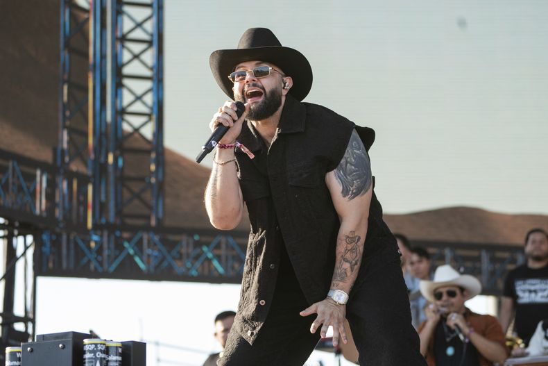 ARCHIVO - Carín León durante su concierto en el segundo fin de semana del Festival de Música y Arte del Valle de Coachella el domingo 21 de abril de 2024, en Empire Polo Club en Indio, California. (Foto Amy Harris/Invision/AP)