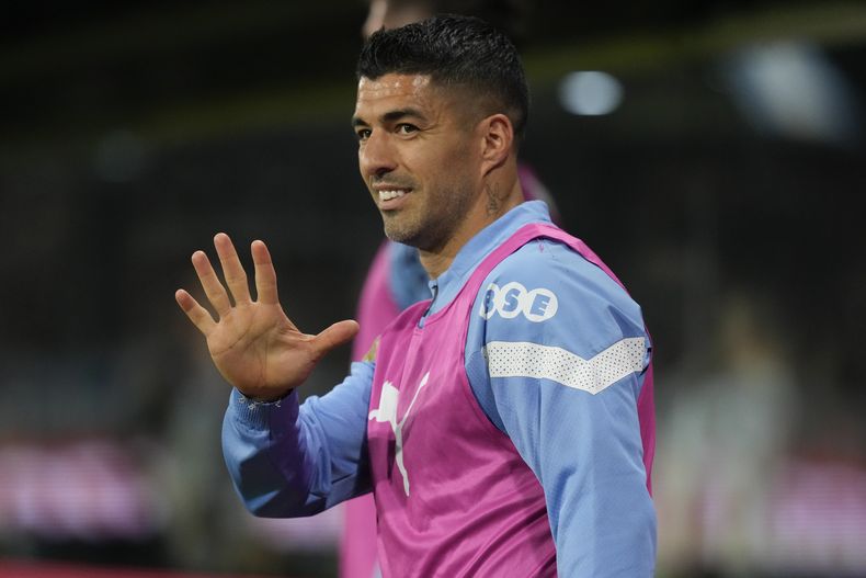 ARCHIVO - Foto del 16 de noviembre de 2023, el uruguayo Luis Suárez saluda desde la banca en el encuentro de la eliminatoria sudamericana a la Copa Mundial 2026 ate Argentina.El viernes 22 de diciembre del 2023, Luis Suárez firma con el Inter Miami. (AP Foto/Matias Delacroix, Archivo)