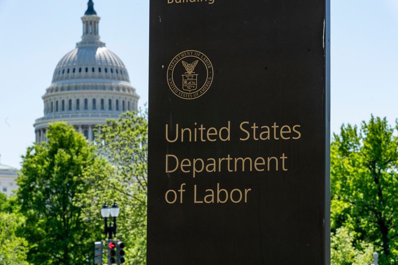 La entrada de la sede del Departamento de Trabajo de Estados Unidos, cerca del Capitolio, en Washington, el 7 de mayo del 2020. (AP foto/J. Scott Applewhite)