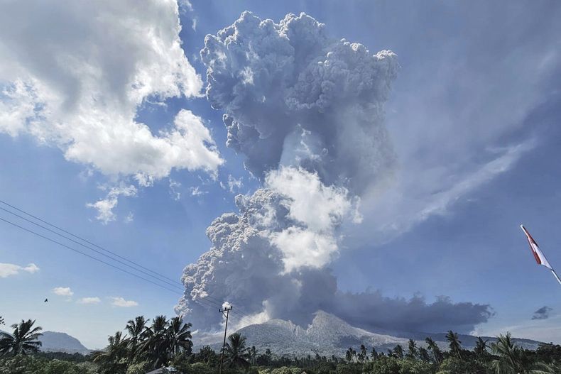 En esta imagen publicada por la Agencia de Geología (Badan Geologi) del ministerio indonesio de Energía y Recursos Minerales, el monte Lewotobi Laki-Laki expulsa material volcánico durante una erupción en East Flores, Indonesia, el lunes 7 de julio de 2025. (Badan Geologi via AP)