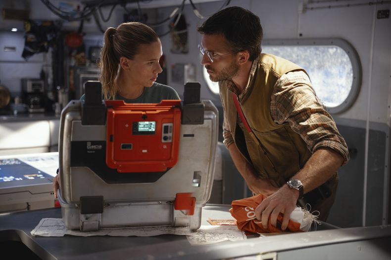Esta imagen publicada por Universal Pictures y Amblin Entertainment muestra a Scarlett Johansson, a la izquierda, y Jonathan Bailey en una escena de Jurassic World: Rebirth. (Jasin Boland/Universal Pictures y Amblin Entertainment)