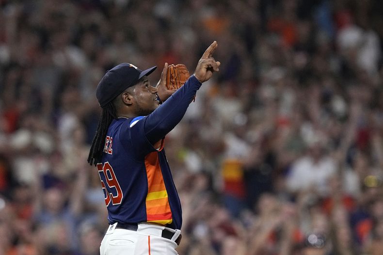 El dominicano Framber Valdez, abridor de los Astros de Houston, festeja tras lanzar un juego sin hit ante los Guardianes de Cleveland, el martes 1 de agosto de 2023 (AP Foto/Kevin M. Cox)