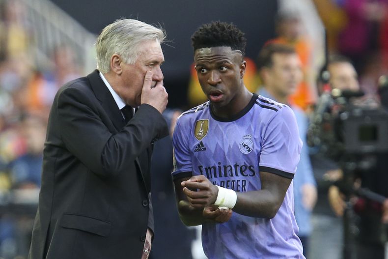 Vinicius Junior (izquierda) del Real Madrid recibe instrucciones del técnico Carlo Ancelotti acciona durante el partido contra el Valencia en la Liga española, el domingo 21 de mayo de 2023, en Valencia. (AP Foto/Alberto Saiz)