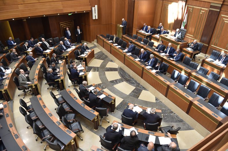 En esta imagen de archivo, distribuida por la oficina de prensa del Parlamento de Líbano, legisladores participan en una sesión en la cámara, en Beirut, Líbano, el 18 de abril de 2023. (Hassan Ibrahim/Oficina de Prensa del Parlamento de Líbano vía AP, archivo)