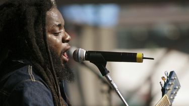 El músico de reggae Peter Anthony Morgan canta durante el festival Jazz and Heritage de Nueva Orleans el sábado 4 de mayo de 2002, en Nueva Orleans. (AP Foto/Douglas Mason, Archivo)