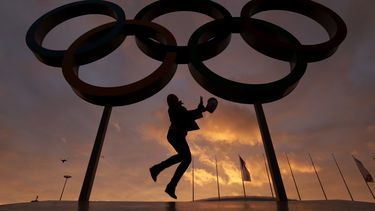 americateve | Una mujer posa frente a los anillos en el Parque Ol&iacute;mpico de los Juegos de Sochi, Rusia, el mi&eacute;rcoles 5 de febrero de 2014. (AP Foto/Charlie Riedel)