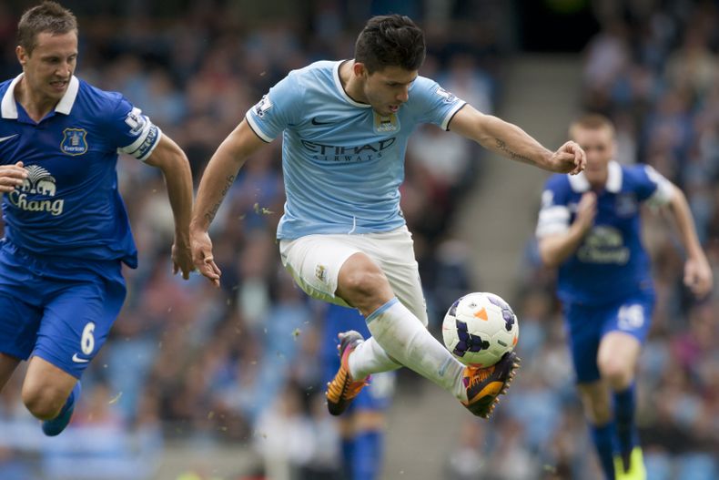El jugador argerntino de Manchester City, Sergio Ag&uuml;ero, centro, controla el bal&oacute;n en un partido contra Everton por la liga Premier el s&aacute;bado, 5 de octubre de 2013, en Manchester, Inglaterra. (AP Photo/Jon Super)