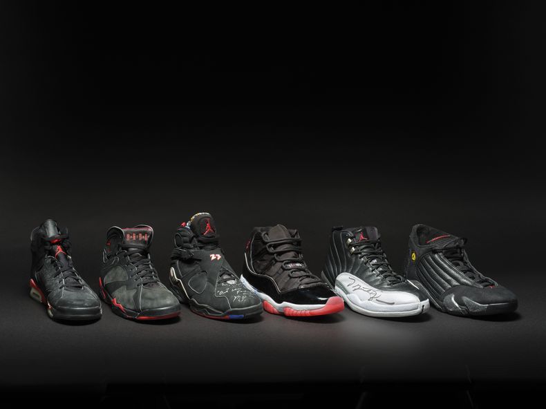 Esta imagen distribuida por Sothebys muestra una colección de zapatos deportivo que usó Michael Jordan al conquistar seis títulos de la NBA con los Bulls de Chicago (Courtesy of Sothebys via AP)