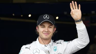 americateve | En fotograf&iacute;a del 5 de julio de 2014 , el piloto alem&aacute;n de F&oacute;rmula 1 Nico Rosberg, de la escuder&iacute;a Mercedes, celebra tras obtener la primera posici&oacute;n en la claisificaci&oacute;n para el Gran Premio de Inglaterra. El equi