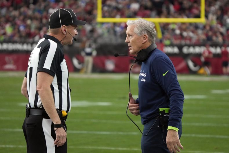 El entrenador de los Seahawks de Seattle Pete Carroll discute con un árbitro durante el partido contra los Cardinals de Arizona, el domingo 7 de enero de 2024, en Glendale, Arizona. (AP Foto/Rick Scuteri)