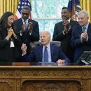 El presidente Joe Biden, junto a líderes de derechos civiles, miembros de la comunidad y funcionarios electos, habla tras entregar a la secretaria del Interior, Deb Haaland, cuarta de izquierda derecha, la pluma que uso para firmar la proclamación para designar como monumento nacional el sitio de los disturbios raciales de 1908 en Springfield, en la Oficina Oval de la Casa Blanca en Washington, el viernes 16 de agosto de 2024. (AP Foto/Susan Walsh)