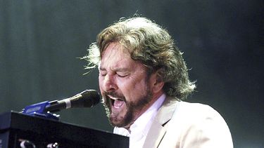 ARCHIVO - Rick Davies toca los teclados mientras canta durante el concierto de la banda británica Supertramp en Budapest, el viernes por la noche, 28 de junio de 2002. (Noemi Bruzak/MTI via AP)/MTI via AP)