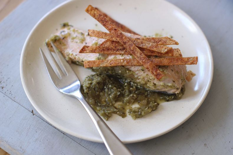 Salmón escalfado en salsa verde cubierto con papas horneadas se exhibe para una foto en Concord, New Hampshire (AP Foto/Matthew Mead, Archivo)