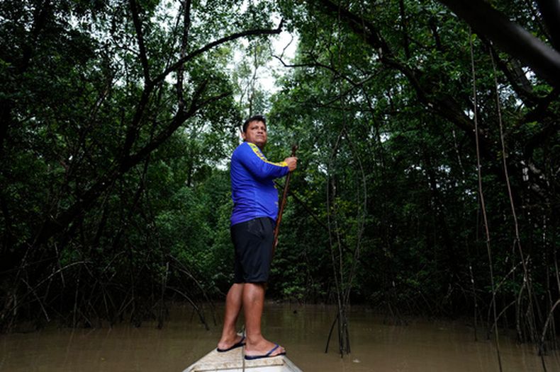 Edervan Forte dos Santos, de la comunidad Galibi Kalina, en Cabo Orange en Oiapoque, estado de Amapa, Brasil, el 12 de marzo del 2026. (AP foto/Eraldo Peres)