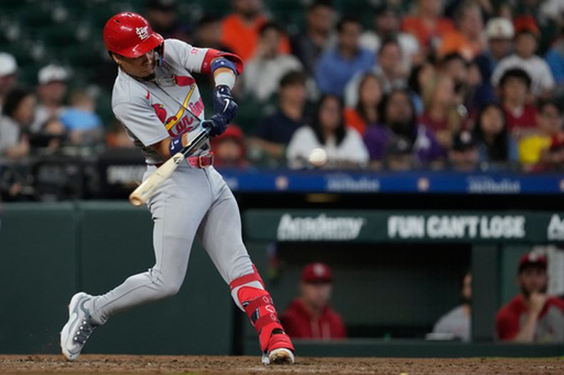 Masyn Winn, de los Cardenales de San Luis, batea un doble durante la décima entrada de un juego de béisbol contra los Astros de Houston en Houston, el domingo 19 de abril de 2026. (AP Foto/Ashley Landis)
