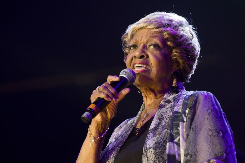 ARCHIVO - Cissy Houston actúa durante el McDonalds Gospelfest 2013 el 11 de mayo de 2013 en Newark, Nueva Jersey. Houston, la madre de Whitney Houston y ganadora de dos Grammy que actuó junto a músicos como Elvis Presley y Aretha Franklin, murió el lunes 7 de octubre de 2024, en su casa de Nueva Jersey. Tenía 91 años. (Foto Charles Sykes/Invision/AP, archivo)