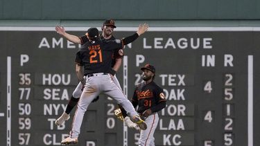 Orioles borran déficit contra bullpen y vencen 12-8 a Boston