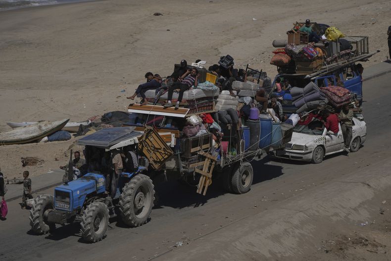 Palestinos desplazados huyen del norte de Gaza a pie y en vehículos con sus pertenencias por una carretera costera cerca de Wadi Gaza el sábado 20 de septiembre de 2025. (AP Foto/Abdel Kareem Hana)