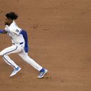 El venezolano Maikel García, de los Reales de Kansas City, corre para anotar en un elevado de sacrificio de su compatriota Salvador Pérez, el mates 23 de mayo de 2023, ante los Tigres de Detroit (AP Foto/Charlie Riedel)