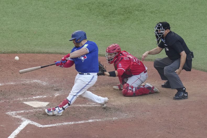 El mexicano Alejandro Kirk, de los Azulejos de Toronto, batea un jonrón en el juego del sábado 29 de juliio de 2023, ante los Angelinos de Los Ángeles (Chris Young/The Canadian Press via AP)