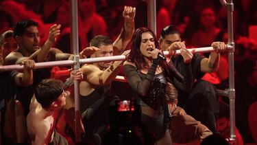 ARCHIVO - Dua Lipa durante su presentación en la 66a edición anual de los Grammy el domingo 4 de febrero de 2024, en Los Ángeles. Dua Lipa, Sza y Shania Twain serán algunas de las artistas principales del festival Glastonbury en junio. (Foto AP/Chris Pizzello, archivo)