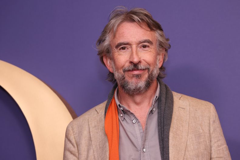 ARCHIVO - Steve Coogan posa para fotógrafos a su llegada al estreno de la película The Lost King en Londres, el 26 de septiembre de 2022. (Foto Vianney Le Caer/Invision/AP, archivo)