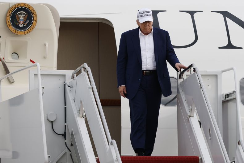 El presidente de Estados Unidos, Donald Trump, baja por las escaleras del Air Force One a su llegada a la Base Conjunta Andrews, Maryland, el domingo 25 de mayo de 25. (AP Foto/Luis M. Alvarez)