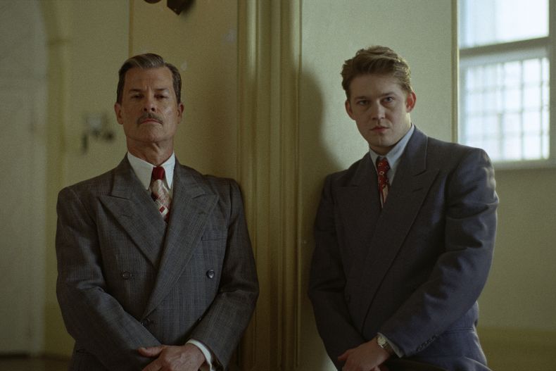 Esta imagen difundida por A24 muestra a Guy Pearce, izquierda, y Joe Alwyn en una escena de The Brutalist. (Lol Crawley/A24 via AP)