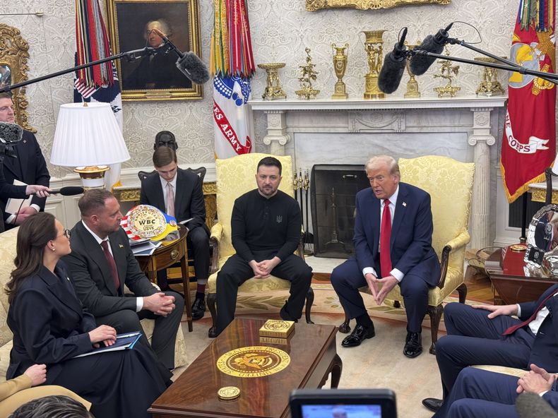 El presidente Donald Trump se reúne con su homólogo ucraniano Volodymyr Zelenskyy en el Despacho Oval de la Casa Blanca, el viernes 28 de febrero de 2025, en Washington. (AP Foto/Mstyslav Chernov)