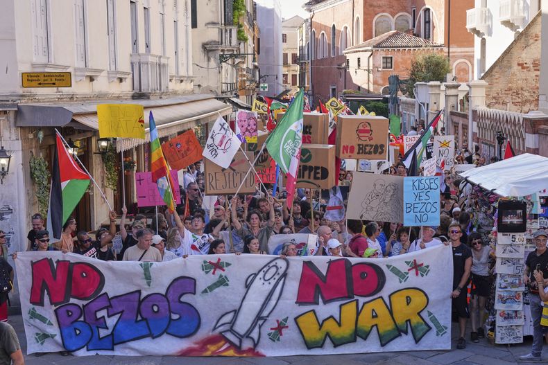 Activistas montan una protesta en Venecia, Italia, el sábado 28 de junio de 2025, contra la celebración de la boda de Jeff Bezos y su esposa Lauren Sanchez Bezos, que tuvo lugar el viernes en Venecia, como un símbolo de la creciente desigualdad y el menosprecio por los residentes de la ciudad. (AP Foto/Antonio Calanni)
