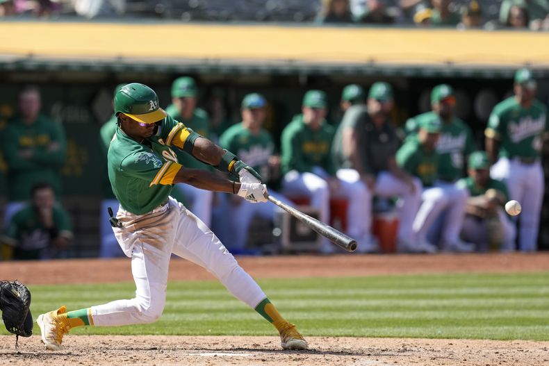 Esteury Ruiz pega el sencillo del gane para los Atléticos de Oakland en triunfo sobre los Rojos de Cincinnati, el domingo 30 de abril de 2023, en Oakland, California. (AP Foto/Godofredo A. Vásquez)