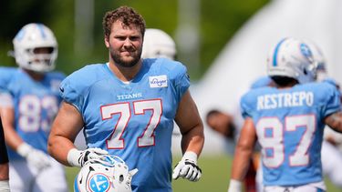 Peter Skoronski (77), guardia de los Titans de Tennessee, calienta durante una práctica del equipo de la NFL en el campamento de entrenamiento, el martes 4 de agosto de 2026, en Nashville, Tennessee. (AP Foto/George Walker IV)
