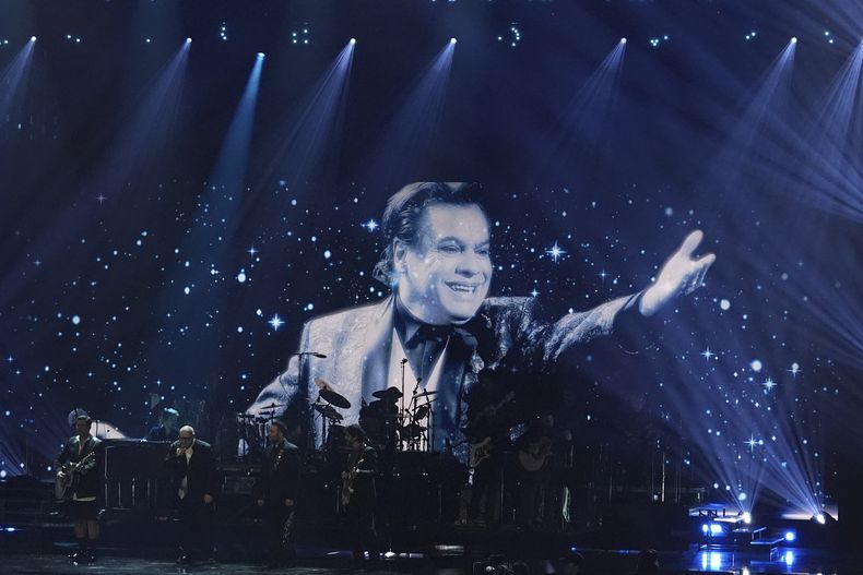 Juan Gabriel es recordado en la ceremonia del Latin Grammy el jueves 14 de noviembre de 2024, en Miami. (Foto AP/Lynne Sladky)