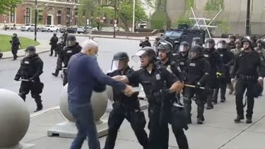 Trump propaga teoría infundada sobre manifestante en Buffalo