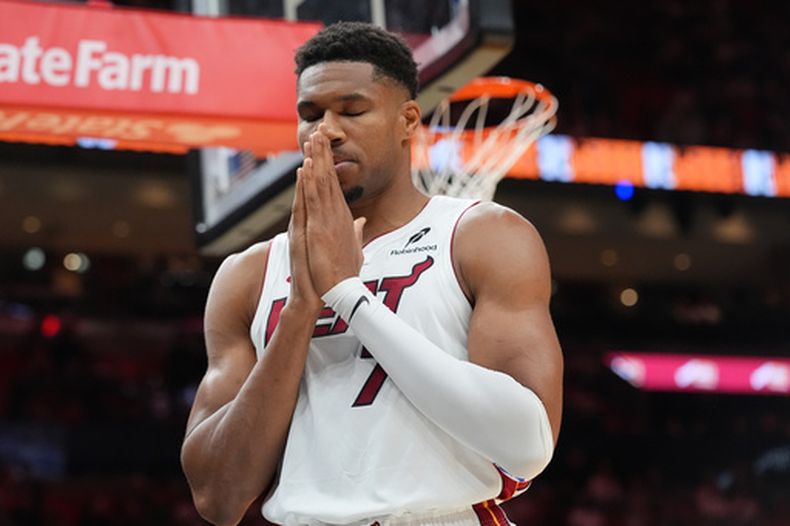 Giannis Antetokounmpo (7) del Heat de Miami previo al partido de pretemporada de la NBA contra los Pelicans de Nueva Orleans, el jueves 8 de octubre de 2026, en Miami. (AP Foto/Marta Lavandier)