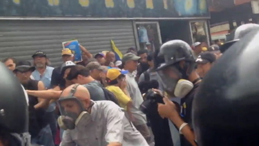 con gas pimienta reprimieron protesta de abuelos en venezuela