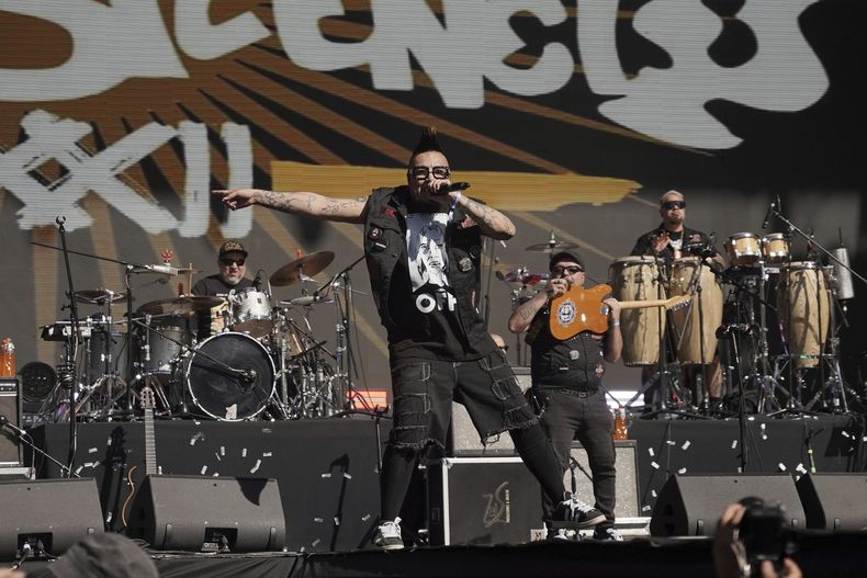 Cano Hernández de la banda mexicana El Gran Silencio durante su presentación en la 25ª edición del festival de música Vive Latino en la Ciudad de México, el sábado 15 de marzo de 2025. (Foto AP/Aurea Del Rosario)