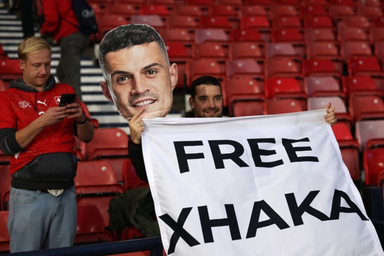Un hincha sostiene una pancarta de apoyo a Granit Xhaka previo al partido entre Escocia y Suiza por la Liga de Naciones, el martes 29 de septiembre de 2026, en Glasgow. (AP Foto/Scott Heppell)