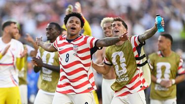 Weston McKennie y Christian Pulisic, de Estados Unidos, festejan su victoria en los dieciseisavos de final de la Copa del Mundo ante Bosnia/Herzegovina en Santa Clara, California, el miércoles 1 de julio de 2026 (AP Foto/Eakin Howard)
