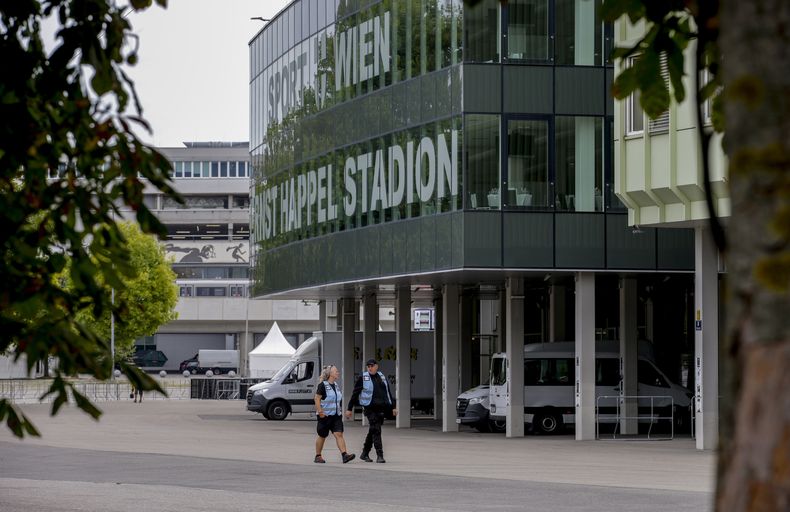 Una vista exterior del estadio Ernst Happel en Viena el jueves 8 de agosto de 2024. Los organizadores de tres conciertos de Taylor Swift en el estadio de Viena esta semana los cancelaron el miércoles después de dos arrestos por un aparente complot para lanzar un ataque contra un evento en el área de Viena como los conciertos. (Foto AP/Heinz-Peter Bader)