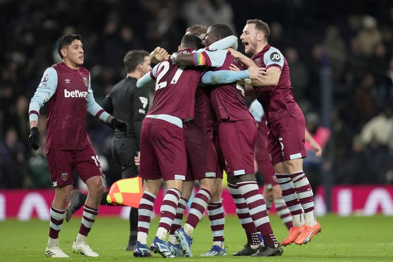Los jugadores de West Ham celebran la victoria 2-1 ante Tottenham en la Liga Premier, el jueves 7 de diciembre de 2023, en Londres. (AP Foto/Kin Cheung)