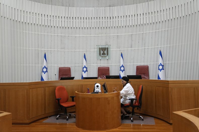 Estrado de los jueces de la Corte Suprema de Israel antes de una audiencia, 3 de agosto de 2023. (AP Foto/Ohad Zwigenberg)