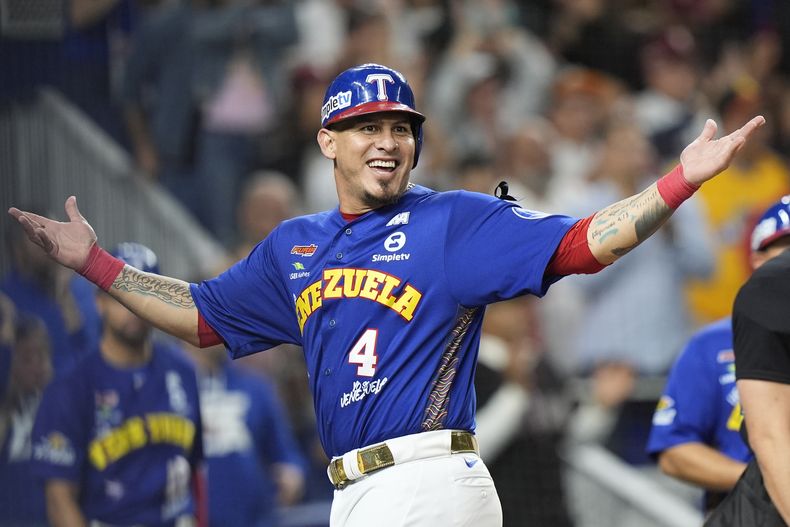 Abraham Ramos, de Venezuela, festeja luego de anotar en un doble de Ramón Flores durante la semifinal de la Serie del Caribe ante Curazao, el jueves 8 de febrero de 2024 en Miami (AP Foto/Wilfredo Lee)