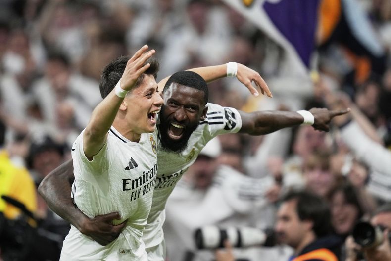 Arda Guler (izquierda) y Antionio Rudiger, del Real Mdrid, festejan durante el tiempo extra de la vuelta de la semifinal de la Copa del Rey ante la Real Sociedad, el martes 1 de abril de 2025 (AP Foto/Bernat Armangue)